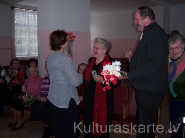Jubilejā sveic kopas vadītāju Veltu Priedi, 2009.g.
